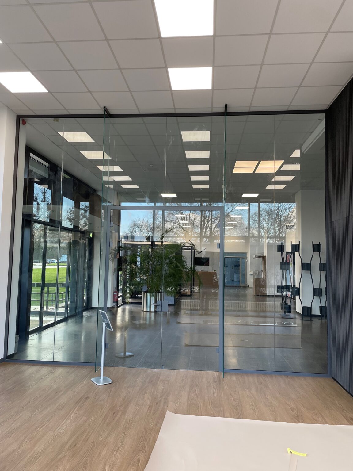 Trennwand mit Glasschwertern