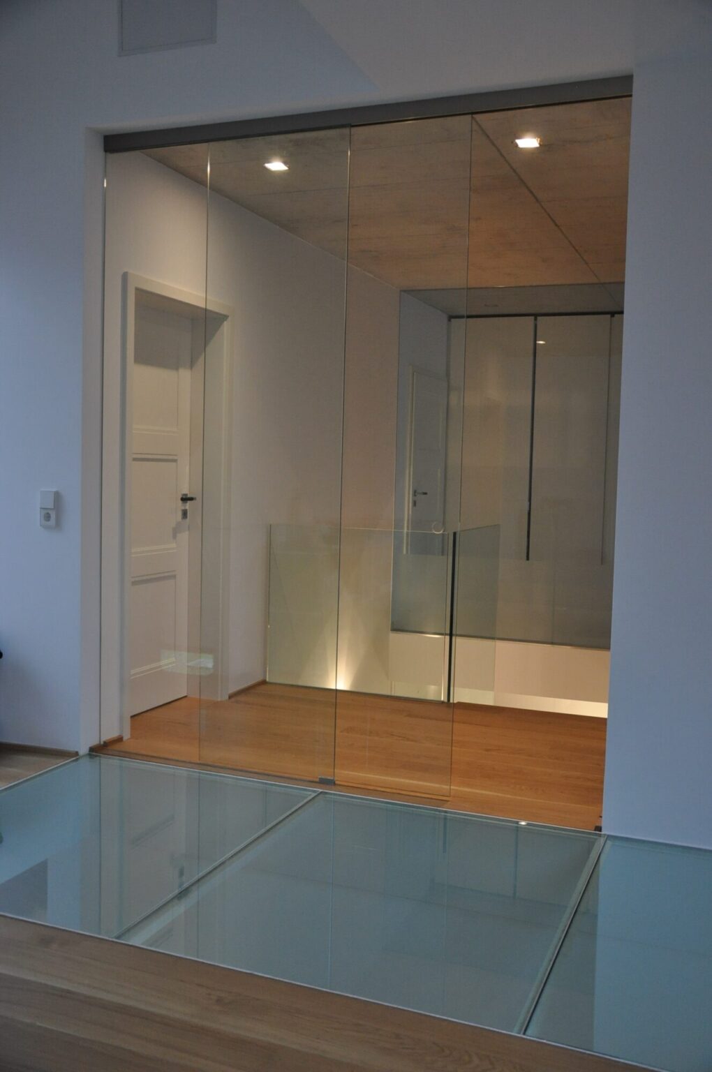 begehbares-glas-bodenelement-flur-glasboden-01