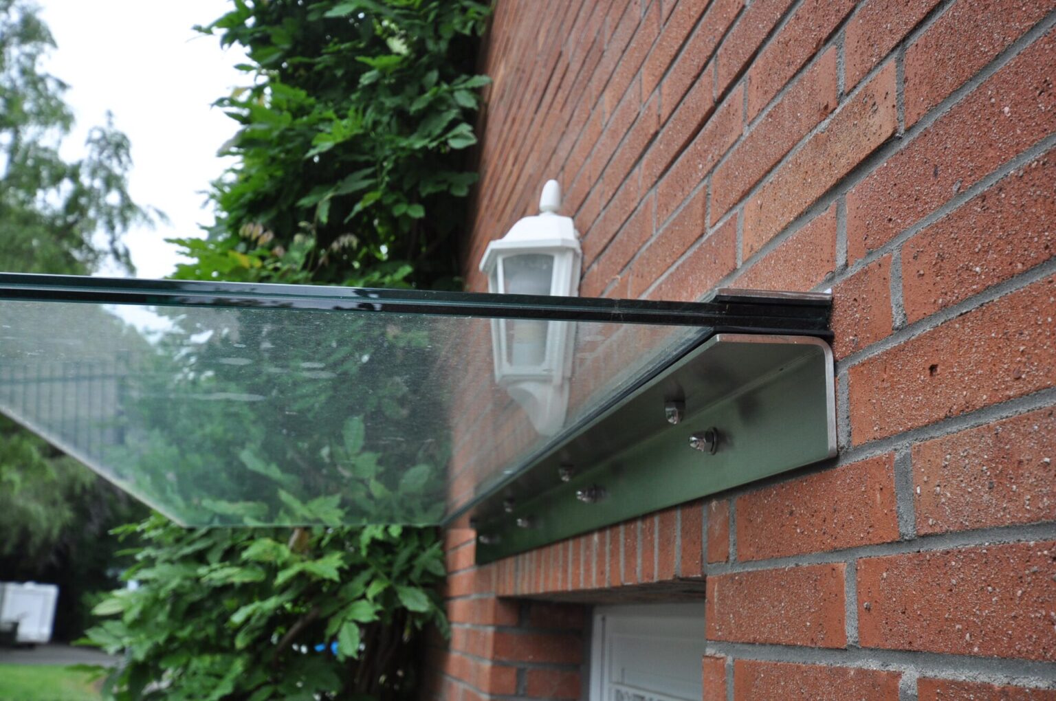 glasvordach-detail-punkthalter-klinkerfassade-02