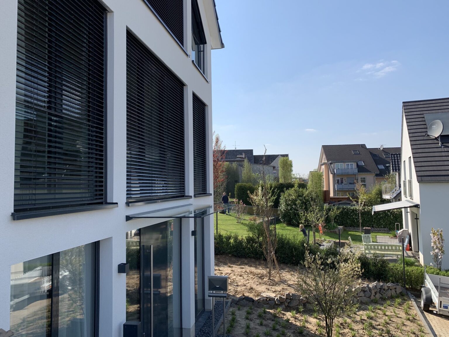 glasvordach-modernes-einfamilienhaus-gartenansicht-06