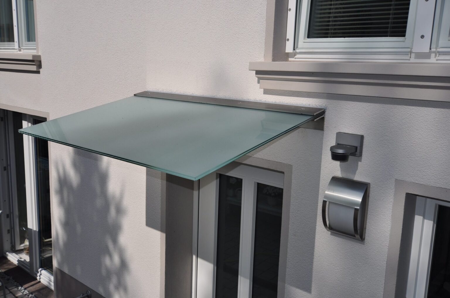 glasvordach-satiniert-u-profil-terrassentuer-04