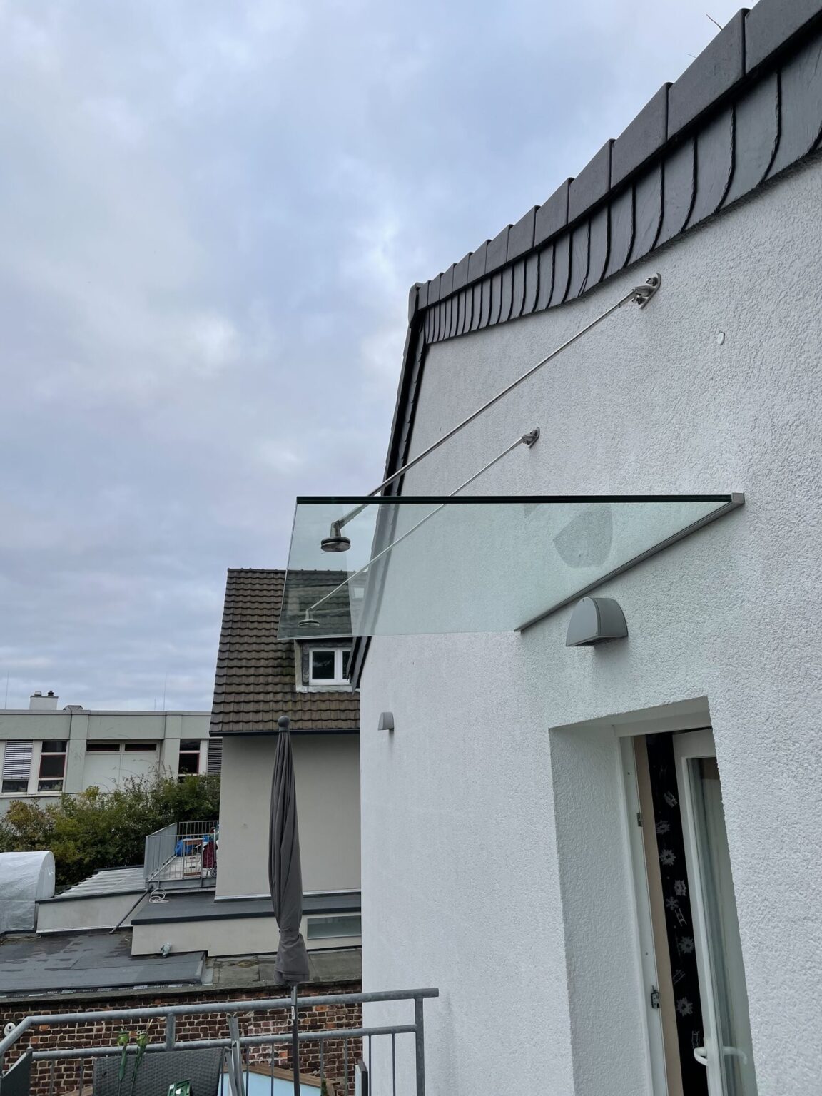 glasvordach-zugstangen-dachterrasse-07